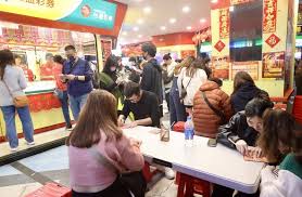 台湾彩券行内民众购买刮刮乐的场景