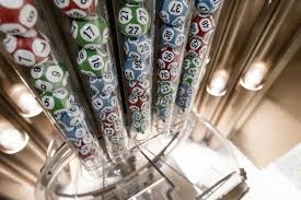 香港六合彩开奖现场与号码球示意图